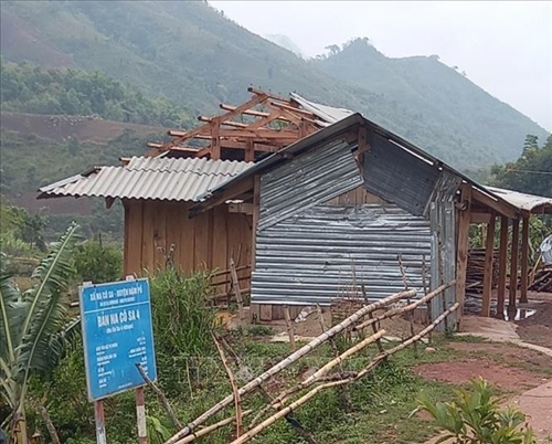 Điện Biên: Giông lốc, mưa lớn và mưa đá khiến nhiều nhà dân bị hư hại